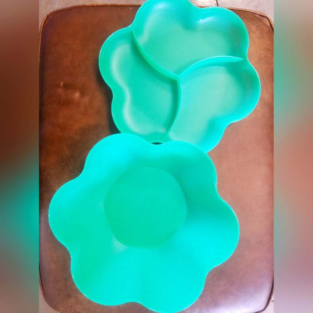 New never used Tupperware chip and dip bowl